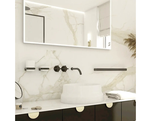 Koupelna se zrcadlem, umyvadlem na desku a armaturami