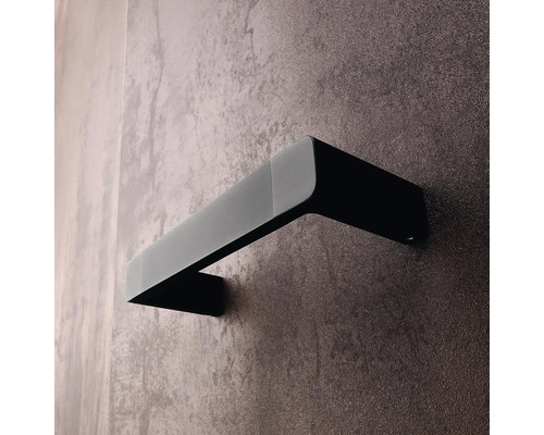 Černý držák na ručníky na zdi