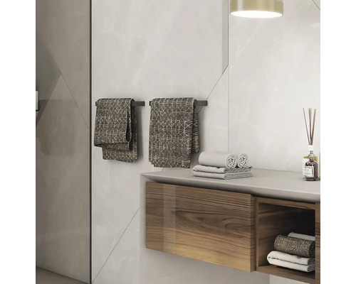 Moderní koupelna s držáky na ručníky, umyvadlem a ručníky