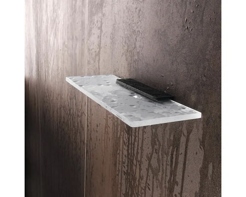 Skleněná police s mobilním telefonem na zdi