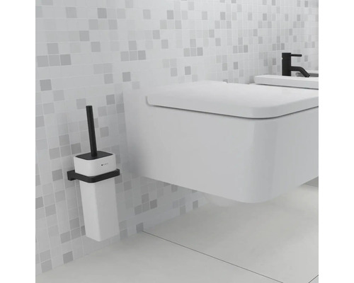 Moderní koupelna s nástěnným WC a WC štětkou s držákem.