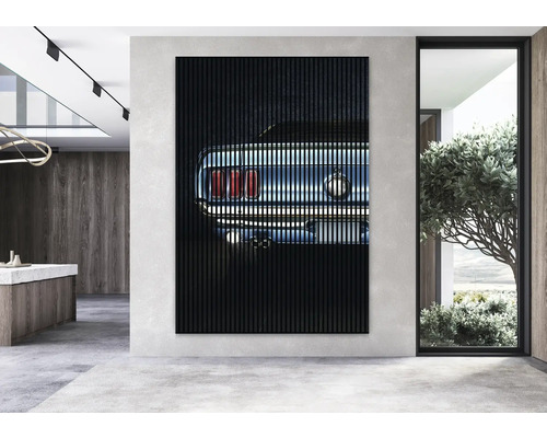 Akustický panel s automobilovým motivem v moderně zařízeném pokoji.