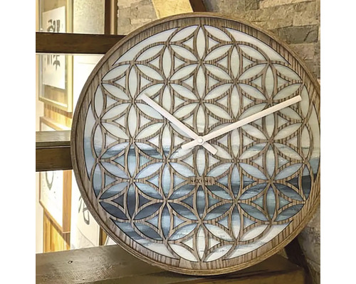 Nástěnné hodiny s květinovým vzorem a dřevěným rámem