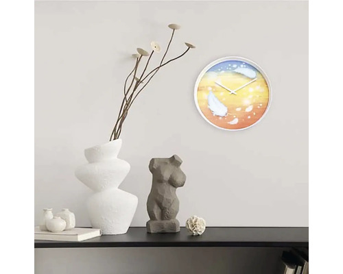 Dekorativní scéna s nástěnnými hodinami, vázou, rostlinou a sochou na polici.