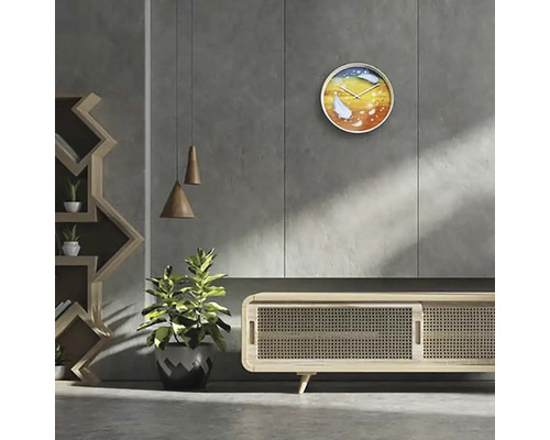 Obývací pokoj s dekorativními nástěnnými hodinami, dřevěnou policí a pokojovou rostlinou