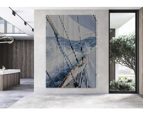 Dekorativní nástěnný obraz s abstraktním motivem plachetnice a proužkovaným vzorem v moderním pokoji