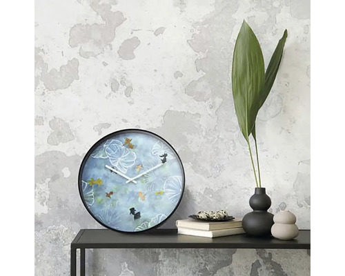 Nástěnné hodiny s motivem zlaté rybky na černé polici