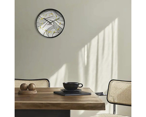 Scéna s nástěnnými hodinami nad dřevěným stolem s nádobím a židlemi.