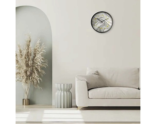 Obývací pokoj s pohovkou a dekorativními nástěnnými hodinami