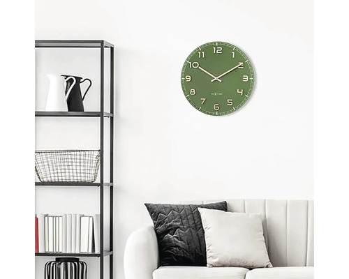 Nástěnné hodiny v obývacím pokoji s regálem a pohovkou.