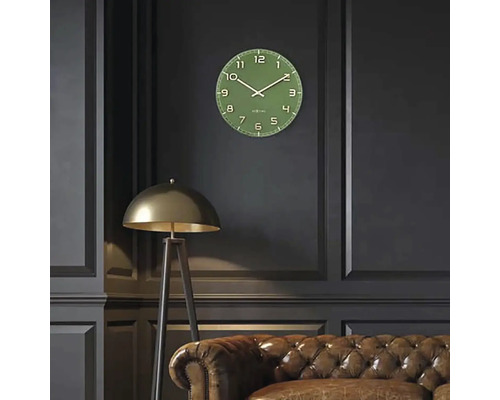 Nástěnné hodiny v obývacím pokoji se stojací lampou a koženou pohovkou