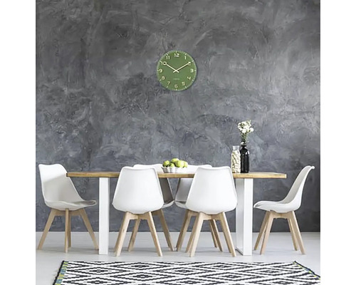 Jídelna s jídelním stolem, židlemi, nástěnnými hodinami a kobercem