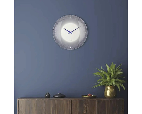 Nástěnné hodiny s ciferníkem a ručičkami na stěně nad skříní