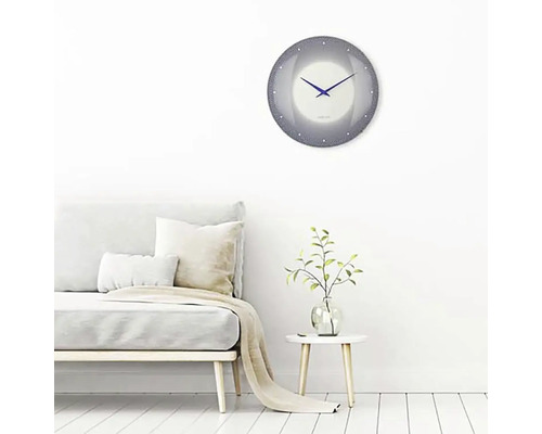 Obývací pokoj s pohovkou, odkládacím stolkem a nástěnnými hodinami