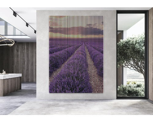 Dekorativní nástěnný panel s motivem levandulového pole v moderním obývacím pokoji.