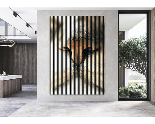 Dekorativní nástěnný obraz se zvířecím motivem a svislými pruhy v moderní místnosti