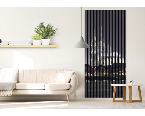 Obývací pokoj s pohovkou, odkládacím stolkem a nástěnným panelem s motivem katedrály