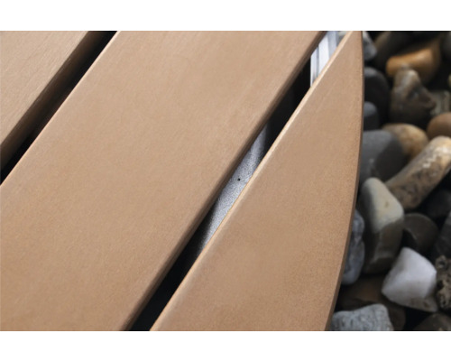 Detail zahradního stolu s lamelovým vzorem