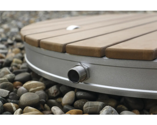 Detail kulaté venkovní sprchy s dřevěným roštem a přípojkou vody