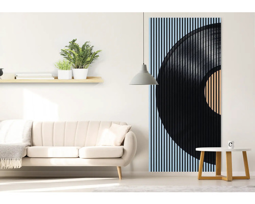 Obývací pokoj s pohovkou, odkládacím stolkem a nástěnným panelem s motivem vinylové desky