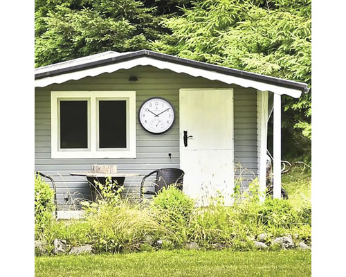 Zahradní domek s hodinami a teploměrem na zdi