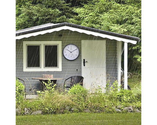 Zahradní scéna se zahradním domkem, zahradním nábytkem a meteorologickou stanicí v dešti