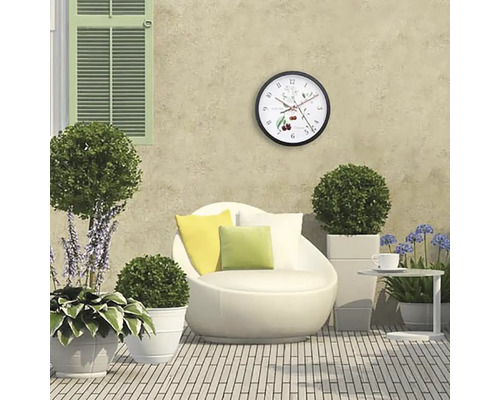 Terasa s posezením, odkládacím stolkem a nástěnnými hodinami