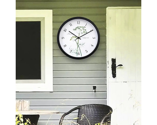 Nástěnné hodiny s motivem bylin na fasádě