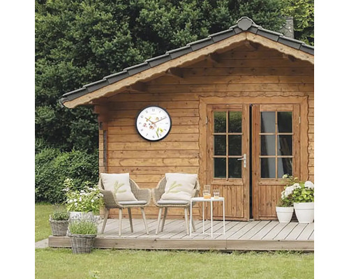 Zahradní domek s nástěnnými hodinami, zahradním nábytkem a dekoracemi