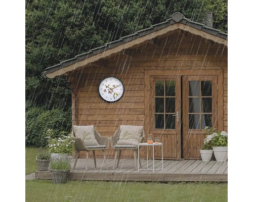 Scéna se zahradním domkem, zahradním nábytkem a nástěnnými hodinami v dešti.