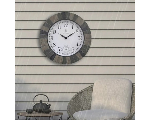 Nástěnné hodiny s teploměrem na terase s nábytkem