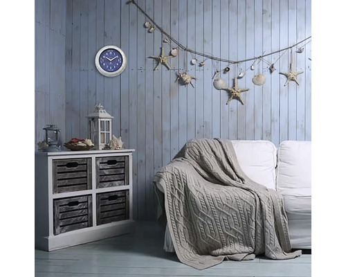 Obývací pokoj v námořnickém stylu s komodou, pohovkou, hodinami a dekoracemi