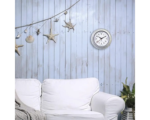 Dekorativní obývací pokoj s nástěnnými hodinami, pohovkou a námořnickými dekoracemi