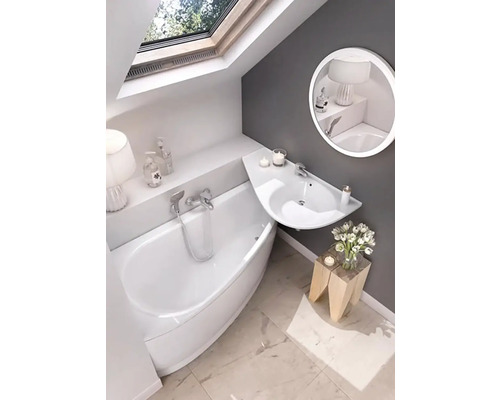 Koupelna s vanou, umyvadlem, zrcadlem a střešním oknem v moderním designu