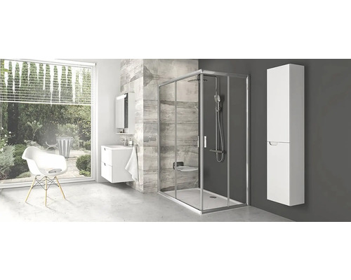 Moderní koupelna se sprchovým koutem, skříňkou pod umyvadlo a vysokou skříní pro stylový vzhled.