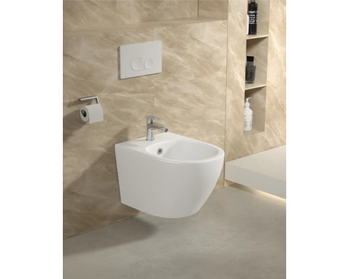 Nástěnný bidet s kohoutkem a ovládací deskou v koupelně.