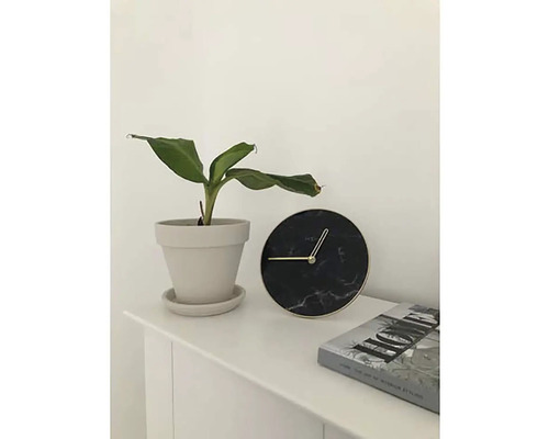 Stolní dekorace s pokojovou rostlinou v květináči, kulatými hodinami a knihou