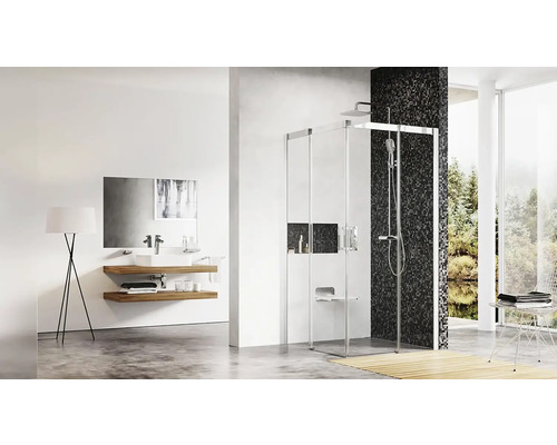 Světlá koupelna se sprchovým koutem, umyvadlem a stojací lampou