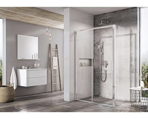 Moderní koupelna se sprchou, umyvadlem a žebříkovým regálem