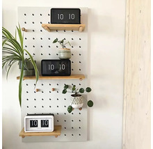 Dekorativní děrovaná deska s policemi, rostlinami a hodinami