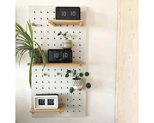 Dekorativní děrovaná deska s policemi, rostlinami a hodinami