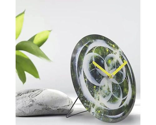 Dekorativní stolní hodiny s abstraktním vzorem a žlutými ručičkami