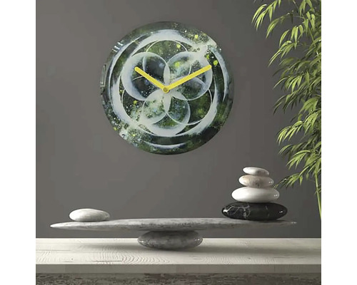 Dekorativní nástěnné hodiny s abstraktním vzorem a žlutými ručičkami