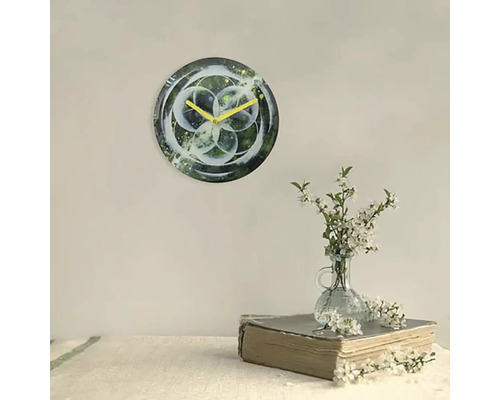 Dekorativní nástěnné hodiny s abstraktním designem v obývacím pokoji