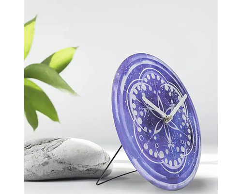 Dekorativní stolní hodiny se vzorem na stojanu