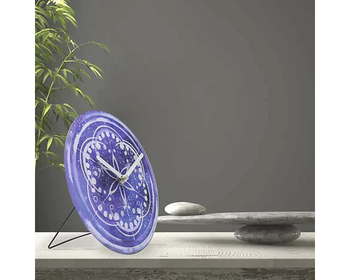 Dekorativní stolní hodiny se vzorem na stole