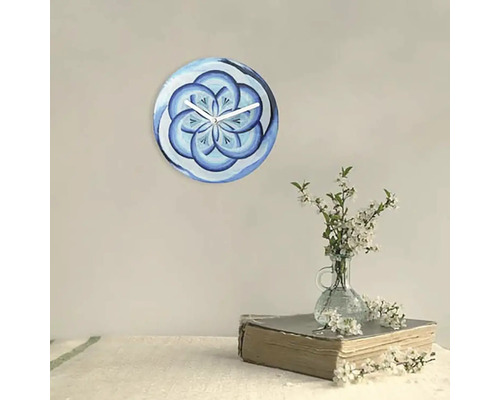 Dekorativní nástěnné hodiny s květinovým vzorem v obývacím pokoji