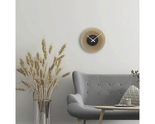 Obývací pokoj s šedou pohovkou, stolem, vázou na květiny a kulatými nástěnnými hodinami