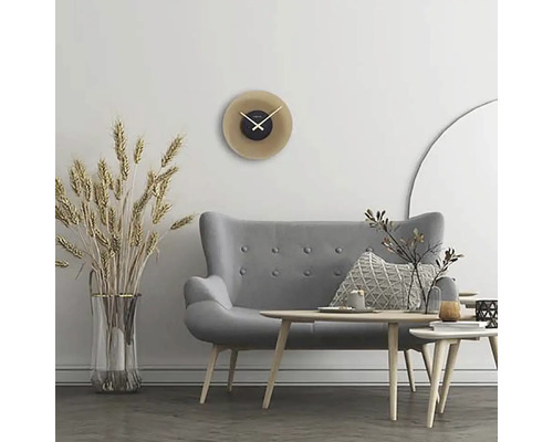 Obývací pokoj s šedou pohovkou, stolem a nástěnnými hodinami