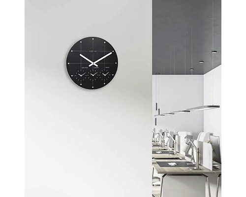 Nástěnné hodiny s funkcí světového času v kancelářském prostoru